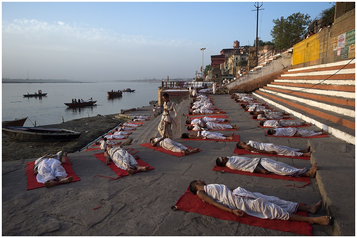 Shavasana at the Varanasi ghats. Photo by Coni Hörler.
