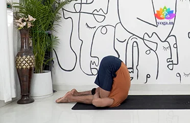 Featured image Karnapidasana