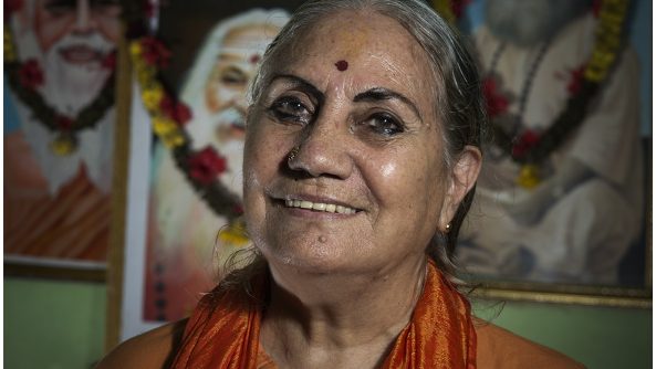 Ammaji in front of pictures of her husband Dr. Swami Gitananda Giri and Swami Kanakananda Bhrigu. Photo: Coni Hörler